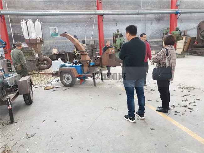 移動(dòng)式園林樹枝粉碎機(jī)客戶現(xiàn)場(chǎng)參觀試機(jī)