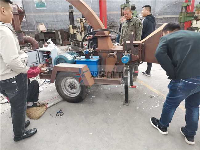 移動式園林樹枝粉碎機客戶現(xiàn)場參觀試機